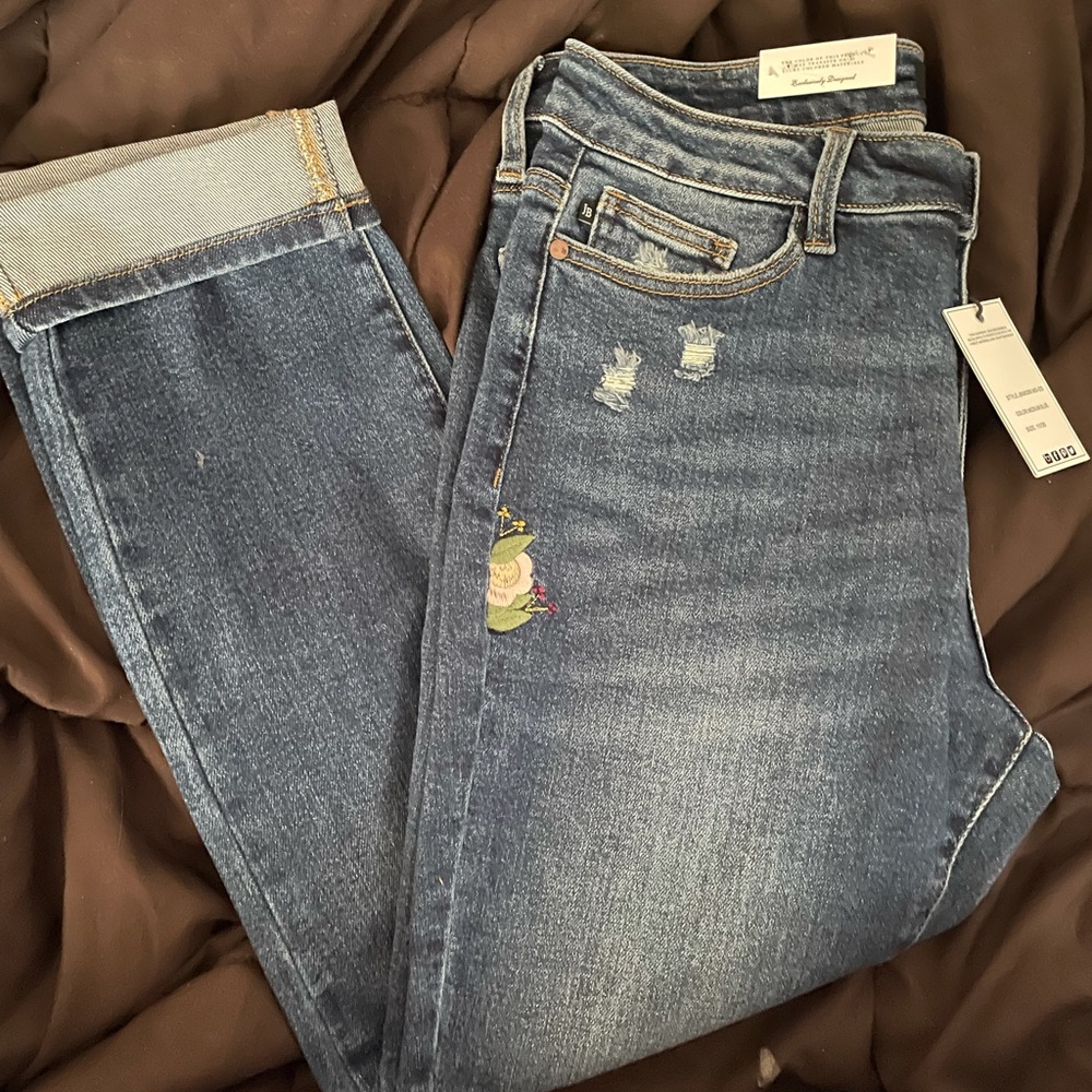 NEW Judy Blue Floral Embroidery Boyfriend Jeans